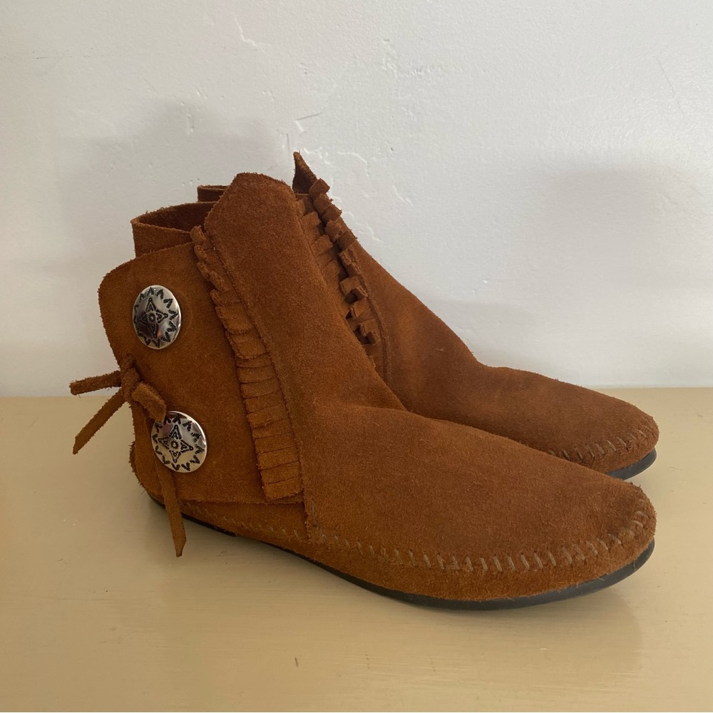 Minnetonka 2 button suede leather shoe
